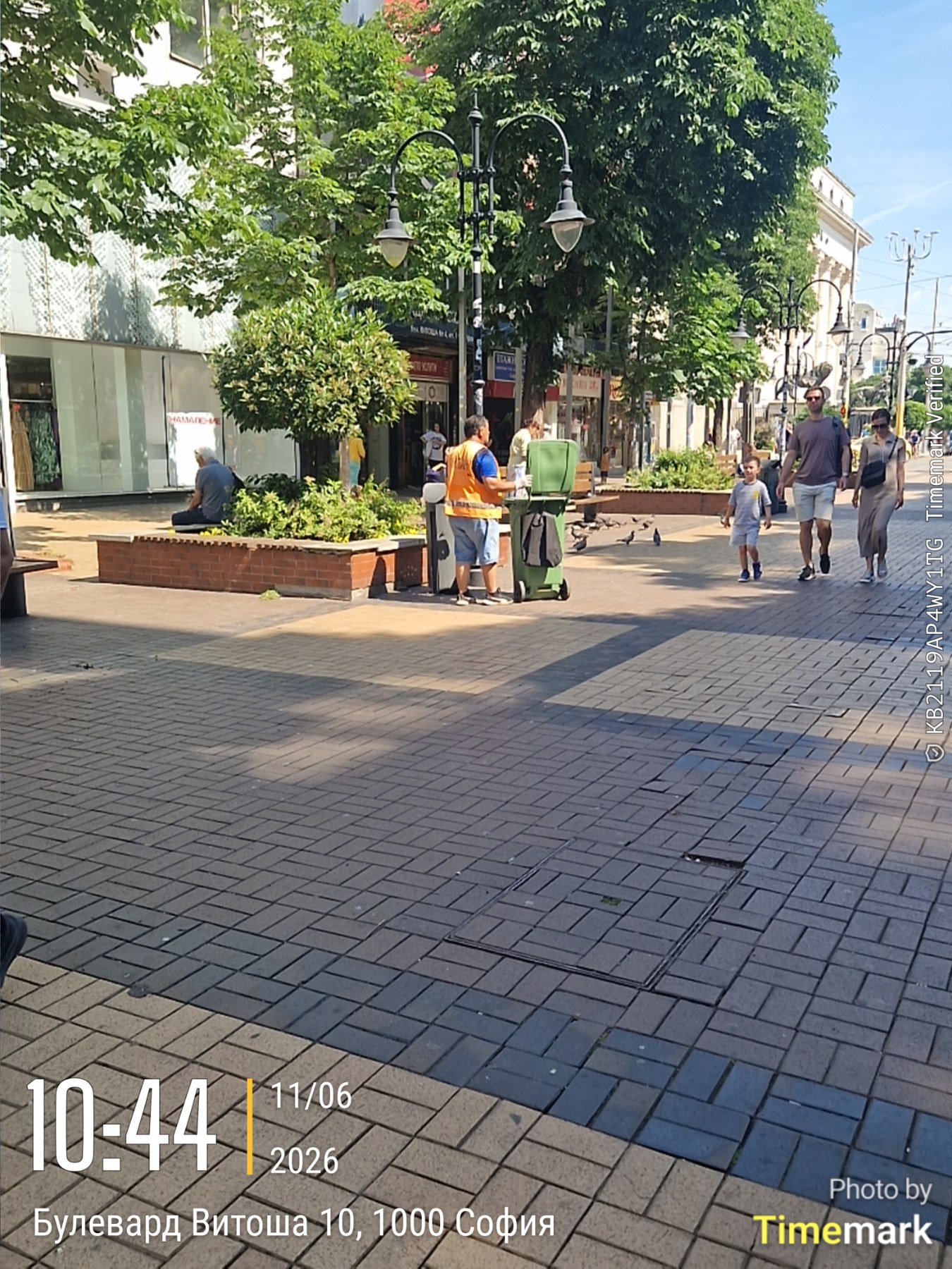 Почистване на пешеходната част на бул. "Витоша"