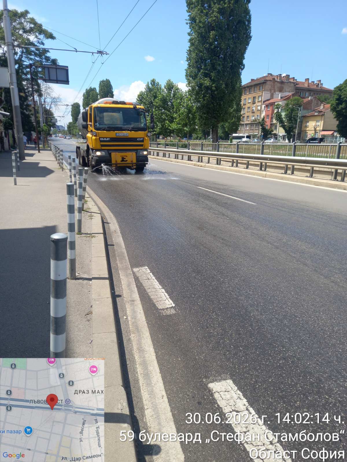 Оросяване на уличните платна заради жегите