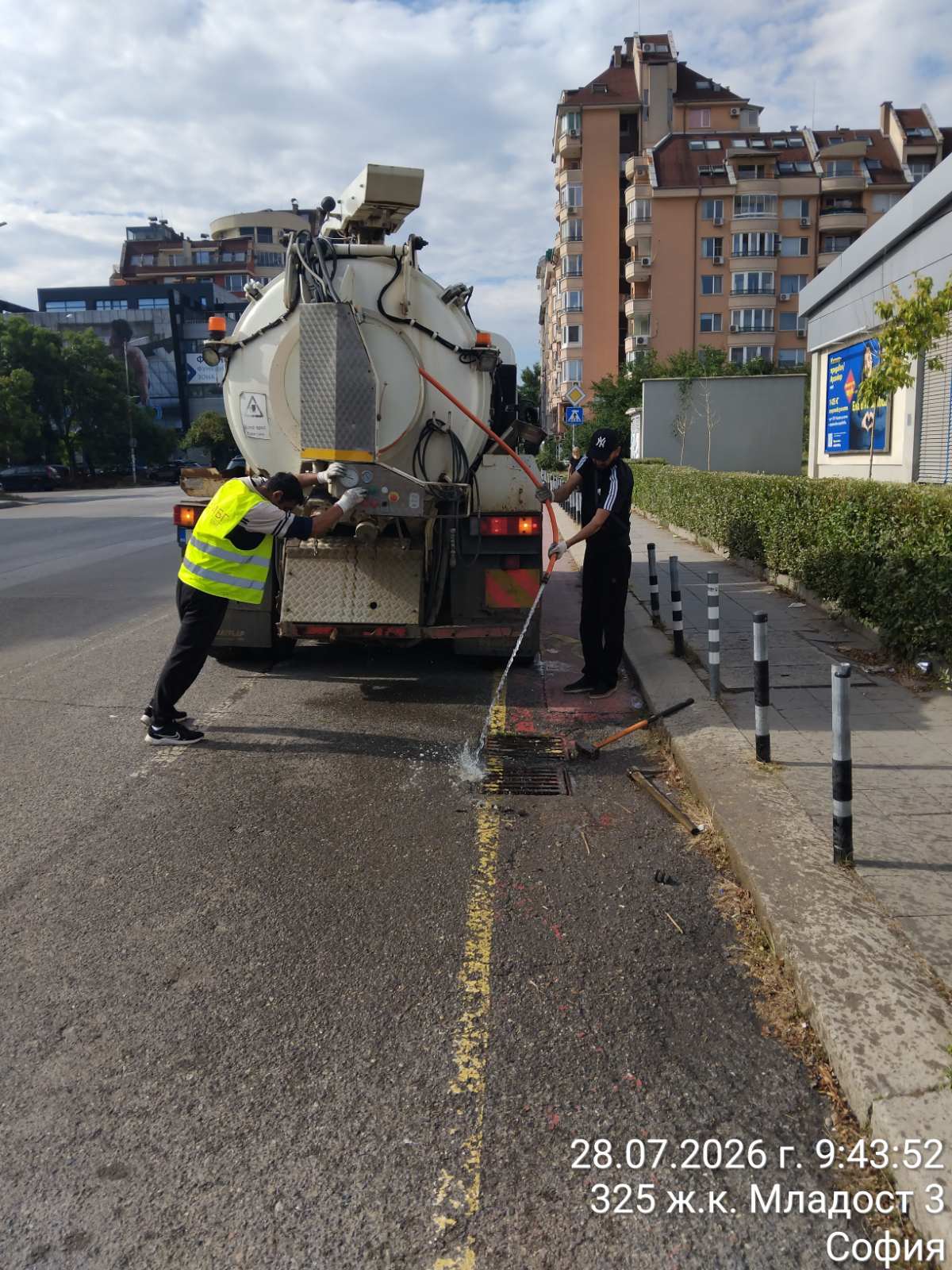 Почистване на дъждоприемни шахти