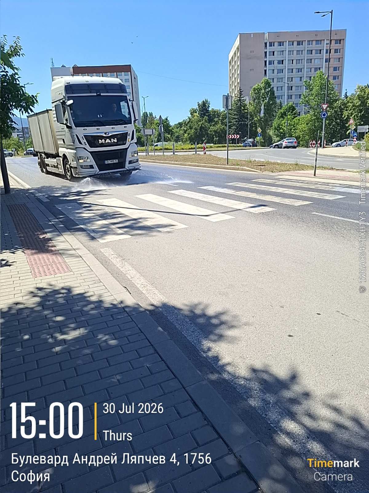 Оросяване на уличните платна заради жегите
