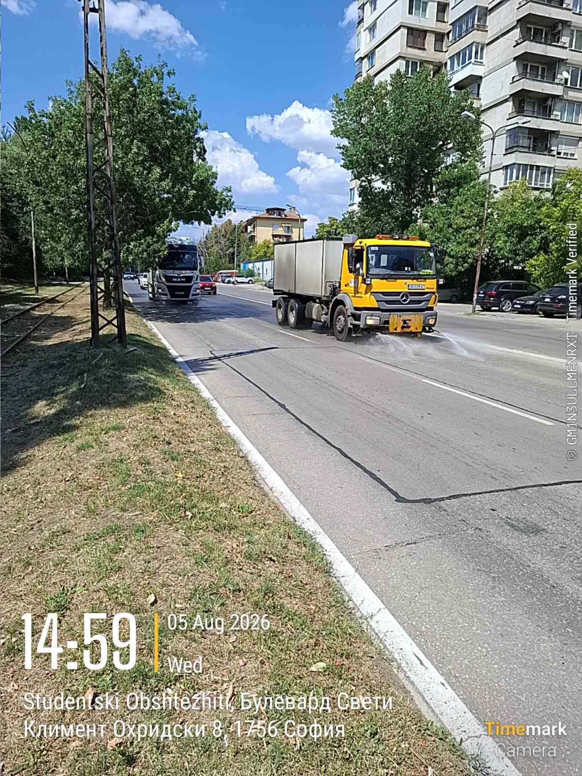 Оросяване на уличните платна заради жегите