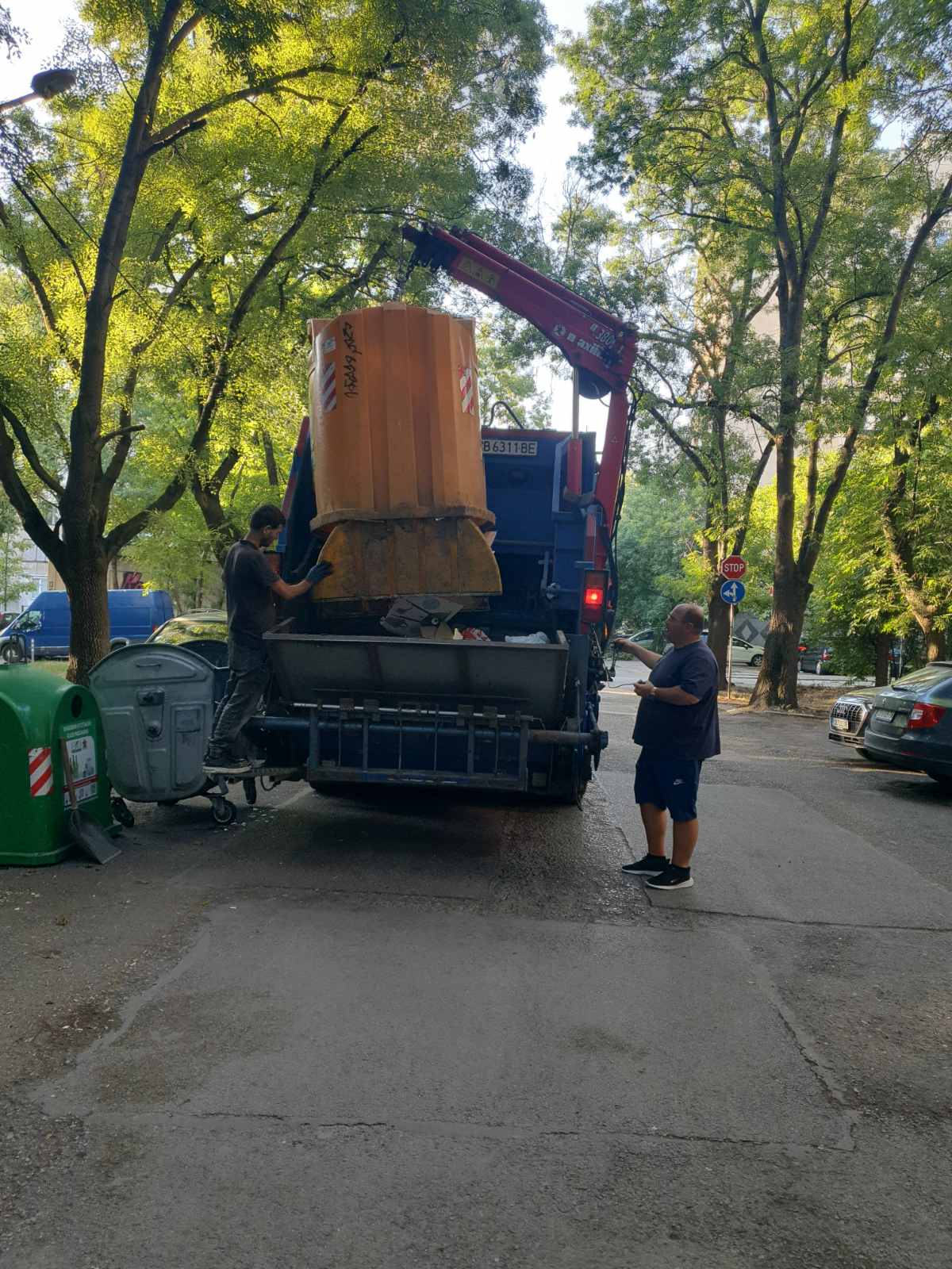 Обслужване на контейнери за разделно събиране на отпадъци