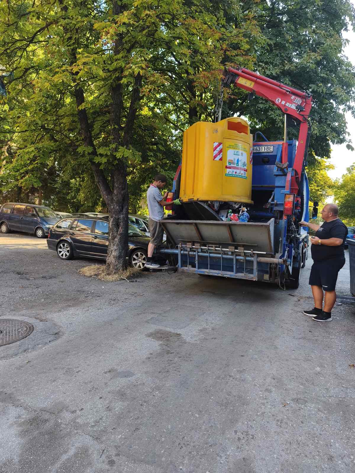 Обслужване на контейнери за разделно събиране 