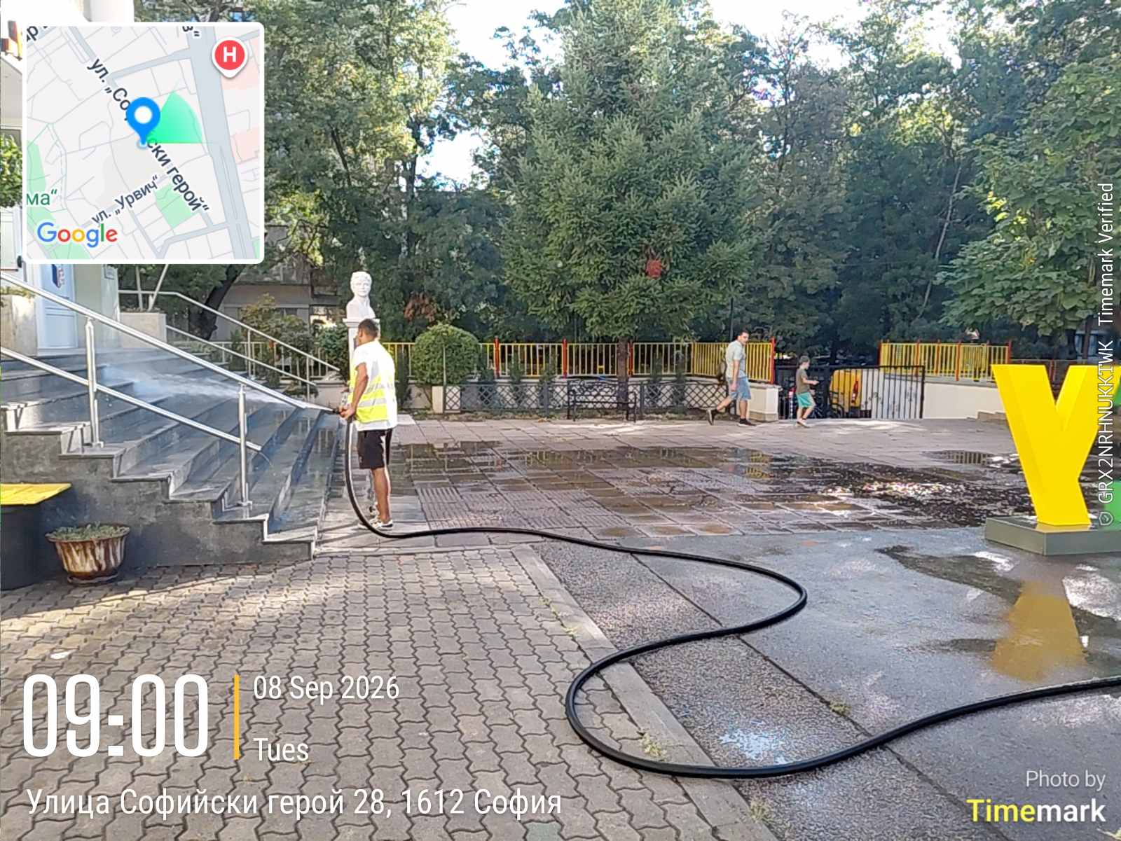 Миене на училищни дворове