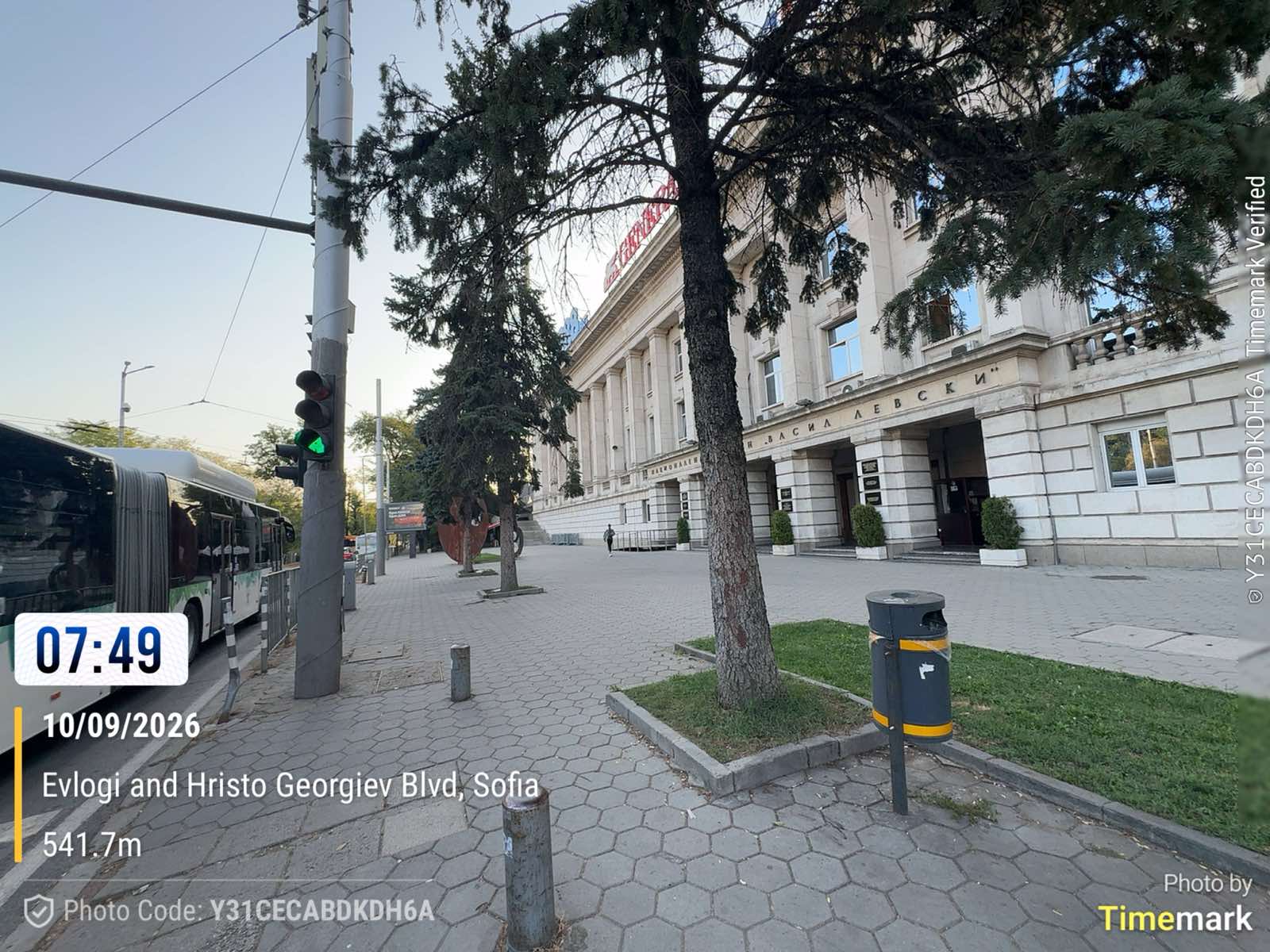Обслужване на улични кошчета и почистване на обществени места